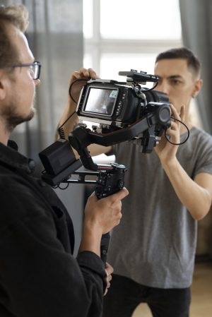 menschen-arbeiten-zusammen-einem-neuen-film